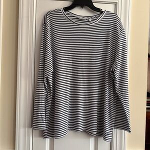 Vineyard Vines navy and white long sleeve top.  Size 2X
